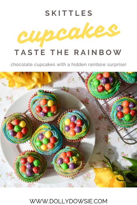 Skittles Dessert Recipes, Skittles Cupcakes, Skittles Recipes, Candy Bar Cupcakes, Cupcakes For Kids, Make Cupcakes, Kid Cupcakes, Filled Cupcakes, Rainbow Cupcakes