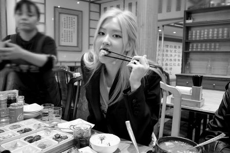 rosé pics on Twitter: "roses_are_rosie: Chopsticks in paris 🥢… " Blackpink Rosé Instagram, Rosé Ig Update, Rosé Instagram Update, Bp Rosé, Rose Bp, Rosé Instagram, Rosie Posie, Park Rosé, Rose Park