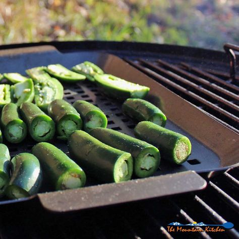 How To Make Chipotle Peppers, Smoked Jalapenos, Adobe Recipe, Smoked Peppers, Dehydrating Recipes, Farm Cooking, Smoked Jalapeno, Growing Peppers, Dehydrated Foods