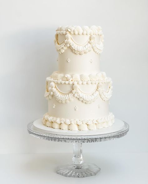 Vintage cutie for Brittney + Dillon 🤍✨ | Instagram Overpiped Wedding Cake, Old Fashioned Wedding Cake, Timeless Wedding Cake, Happy Thanksgiving Week, Old Fashioned Wedding, Bolo Vintage, Fancy Wedding Cakes, Law Order Svu, Thanksgiving Week