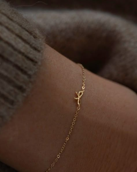 14k Mini Bow Bracelet Dainty Ribbon Bow Bracelet in 14k Gold Petite Tiny Bow Cute Bracelet Perfect Gift for Her - Etsy Minimalist Bracelets, Subtle Jewelry, Pretty Jewelry Necklaces, Cute Bracelet, Mini Bow, Tiny Bow, Bow Bracelet, Bow Making, Jewelry Accessories Ideas