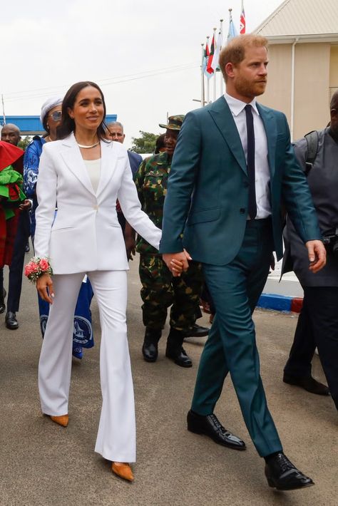 The Duke and Duchess of Sussex Visit Nigeria - Day 1 Meghan Markle Outfits, Principe William, Markle Prince Harry, Meghan Markle Style, Celebrity Culture, Royal Family News, Royal Engagement, Power Suit, Family Fashion