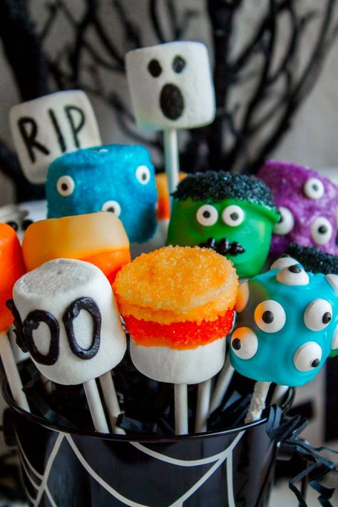 Decorated Marshmallows Pops, Diy Halloween Cake Pops, Marshmallow Halloween, Halloween Pumpkin Cake, Dipped Marshmallows, Galletas Halloween, Boo Party, Halloween Party Food, The Food Charlatan