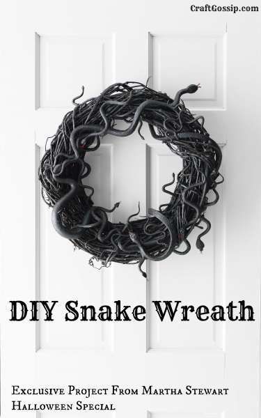 Martha Stewart Halloween Special DIY Snake Wreath posted on CraftGossip.com Snake Wreath, Striping Tape Nail Art, Diy Snake, Martha Stewart Halloween, Bohemian Style Home, Halloween Party Props, Diy Halloween Wreath, Painted Vinyl, Black Spray Paint