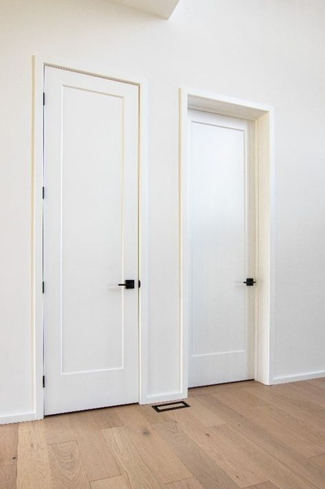 Door Trim Ideas Interior, Modern Door Trim, Contemporary Interior Door, Interior Doors Styles, Modern Transitional Home, Traditional Interior Doors, Shaker Interior Doors, Shaker Style Interior Doors, Interior Doors Modern