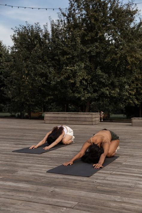 Women Performing Yoga on Green Grass Near Trees · Free Stock Photo Yoga Lessons, Yoga Posen, Vinyasa Flow, Yoga Nidra, Outdoor Yoga, Pose Yoga, Les Chakras, Kundalini Yoga, Yoga Poses For Beginners