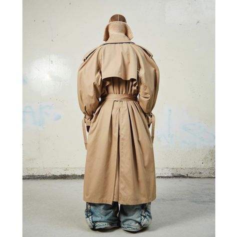 Back Of Trench Coat, Trench Coat Back, High Fashion Trench Coat, Futuristic Trench Coat, Trench Coat History, Trench Coat Fashion, Trench Coat Runway, Deconstructed Trench Coat, Military Trench Coat