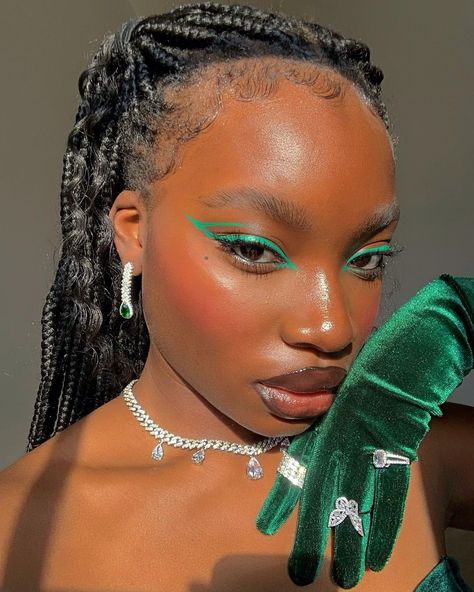 Editorial Green Makeup, Colour Eyeliner Ideas, Colorful Make Up Ideas, Eye Crayon Makeup, Interesting Eye Makeup, Green Makeup Aesthetic, Green Eyeliner Looks, Glam Party Makeup, Colorful Liner