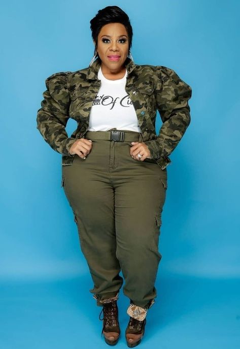 Camouflage Shirt Outfit Womens, Camouflage Shirt Outfit, Green Pants Fashion, Army Pants Outfit, Plus Outfits, Outfits For Plus Size Women, Plus Size Business Attire, Camouflage Fashion, Green Outfits