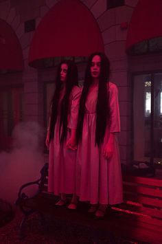 Creepy Twins, Universal Studios Halloween, Creepy Halloween Costumes, Halloween Circus, Universal Studios Singapore, Teen Halloween, Creepy Photos, Holloween Costume