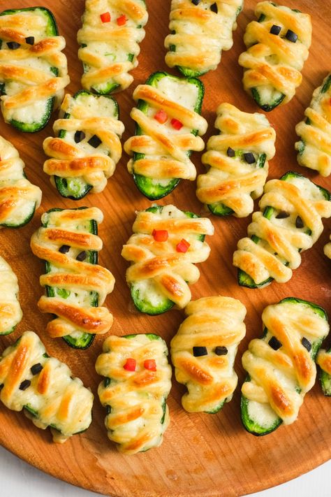 Easy to make and fun and tasty to eat, these spooky Jalapeno Popper Mummies are perfect for Halloween, for a fun jalapeno poppers recipe. Best Jalapeno Poppers, Jalapeno Poppers Recipe, Jalapeno Popper Recipes, Cheese Crescent Rolls, Poppers Recipe, Jalapeno Popper, Crescent Dough, Oreo Truffles, Crescent Roll Dough