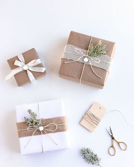 Professional Gift Ideas, Natural Gift Wrapping, Rustic Gift Wrapping, Cute Gift Wrapping Ideas, Pretty Gift Wrapping Ideas, Wrapping Inspiration, Gift Wrapping Inspiration, Gift Wrapping Ideas, Wedding Gift Wrapping