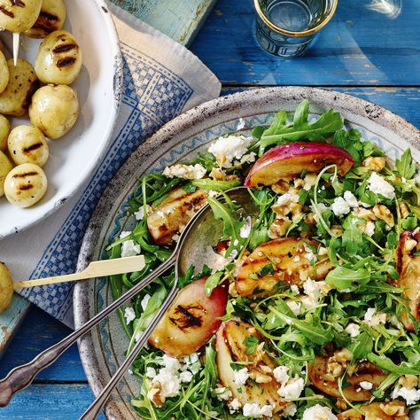 nectarine feta salad Low Calorie Salad, Feta Salad Recipe, Pork Salad, Mozzarella Salad, Seasonal Cooking, Superfood Salad, Peach Salad, Bbq Food, Fennel Salad