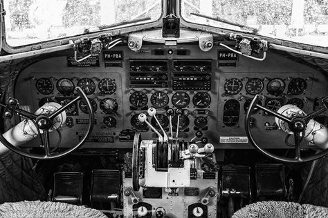 KLM Douglas DC-3 Cockpit. No flashy screens here! By instagr.am/oscarlammers #avgeek Dc 3 Airplane, Cockpit Airplane, Douglas Dc3, Airplane Landing, Douglas Aircraft, National Airlines, Cargo Aircraft, Aircraft Interiors, Vintage Props