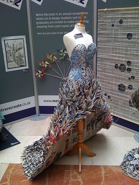 Winner of the Metro Recreate competition, dress by Yuliya Krypo Recycled Costumes, Trash Fashion, Newspaper Dress, Paper Clothes, Recycled Dress, Paper Fashion, Paper Dress, Dress Forms, Recycled Fashion