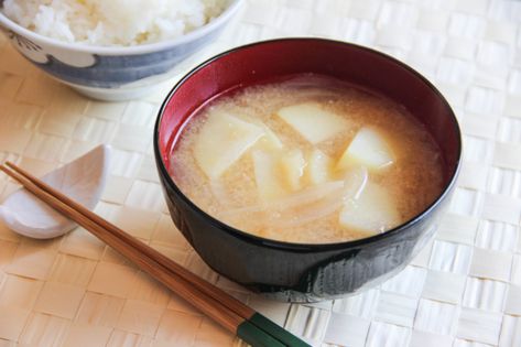 Miso Soup with Onion and Potato Recipe – Japanese Cooking 101 Make Miso Soup, Miso Soup Recipe, Wakame Seaweed, Japanese Living, Bonito Flakes, Cooking 101, Potato Recipe, Japanese Cooking, Miso Soup