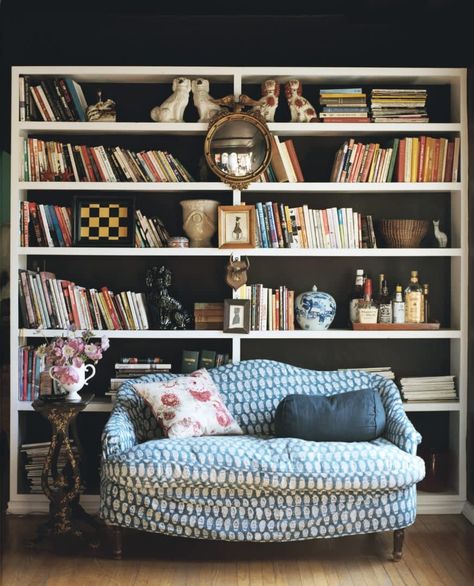 Dark Eclectic Living Room, Book Shelf Styling, Blue Couch, California House, Eclectic Living Room, Home Libraries, Design Del Prodotto, California Homes, A Living Room