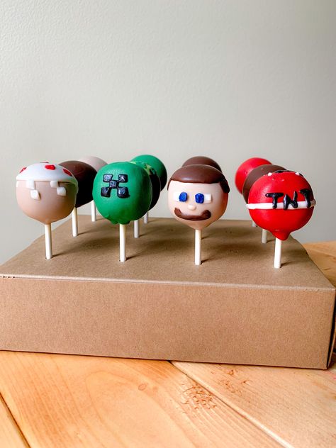 Minecraft Cake Pop Ideas, Gamer Cake Pops, Minecraft Cakepops, Girly Minecraft Cake, Minecraft Pig Cake, Minecraft Sweets, Minecraft Cake Pops Cakepops, Minecraft Cake Pops, Mini Golf Birthday Party