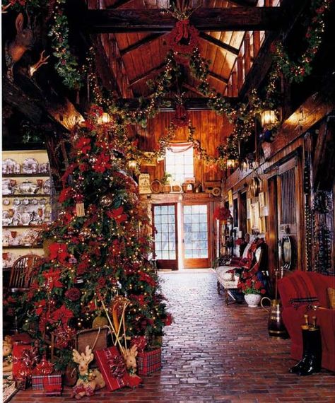 Between Naps on the Porch | Gail Claridge�s Beautiful Country Meadow Equestrian Ranch | http://betweennapsontheporch.net Country Family Home, Wallpapper Iphone, Equestrian Ranch, Country Family, Christmas Horses, Cabin Christmas, Equestrian Decor, Country Christmas Decorations, Barn Decor