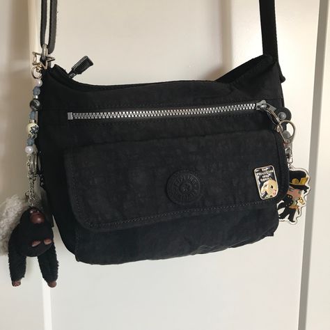 Black Crossbody Bag Aesthetic, Kipling Bag Aesthetic, Kipling Backpack Aesthetic, Messenger Bag Aesthetic, Crossbody Bag Aesthetic, Kipling Backpack, Stylish School Bags, Inside My Bag, Kipling Bags