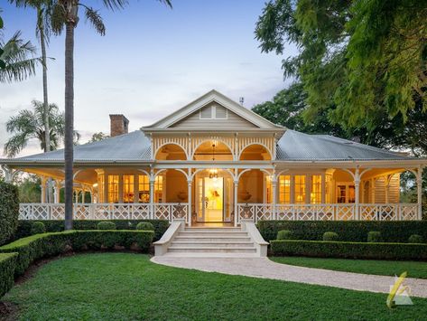 Queenslander Architecture, Australian Country Houses, Queenslander Renovation, Queenslander House, Country Property, King Sized Bedroom, Rural Living, Garden Gazebo, Countryside House