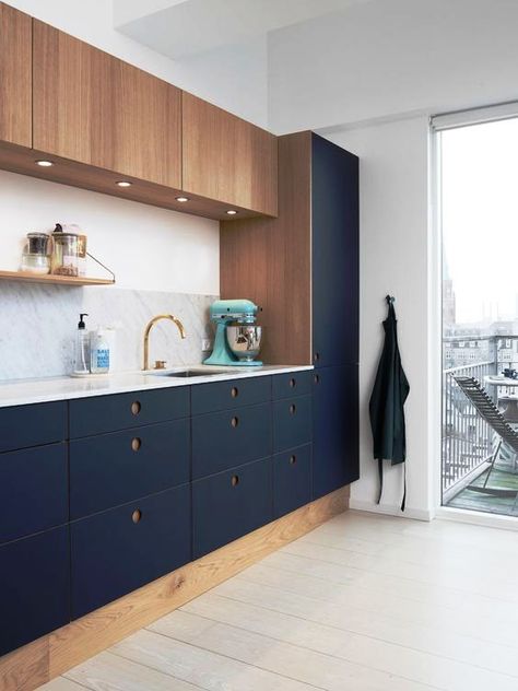 a modern kitchen with navy lower cabinets and light colored upper wooded cabinets plus a marble backsplash Dapur Ikea, Cabinets Colors, Two Tone Kitchen, Herringbone Backsplash, Cabinet Fronts, New Kitchen Cabinets, Blue Cabinets, Diy Kitchen Island, Blue Kitchens