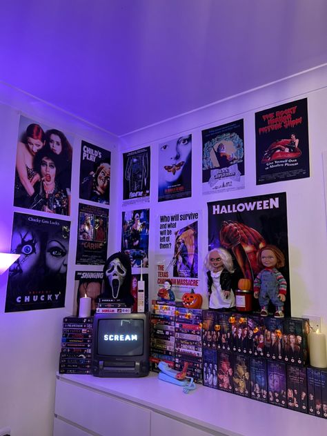 Scary Movie Bedroom Theme, Scary Movie Room Ideas, Scary Movie Theme Room, Uk Chav Bedroom, Scary Movie Room Decor, Horror Themed Bedroom Aesthetic, Ghostface Bedroom, Punk Bedroom Aesthetic Edgy, Scary Bedroom Ideas