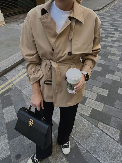 Short Beige Trench Coat Outfit, Short Trench Coat Outfit Ideas, Short Trench Outfit, Short Trench Coat Outfit, Outfits In London, Europe Outfit Ideas, Casual Trench Coat Outfit, Trench Coat Outfit Ideas, Trench Coat Outfit Fall