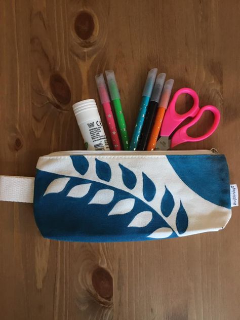 Hand Painted Canvas Pouch, Pencil Pouch Painting Ideas, Canvas Pouch Painting Ideas, Canvas Pouch Painting, Canvas Pouch Design Ideas, Pouch Painting Ideas, Pouch Painting, Hand Painted Bags Handbags, Diy Tote Bag Design