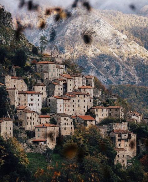 Italy Architecture, Tuscany Travel, African Wall Art, Italian Village, Italy Travel Guide, Conde Nast Traveler, Architecture Old, Medieval Town, Fantasy Landscape