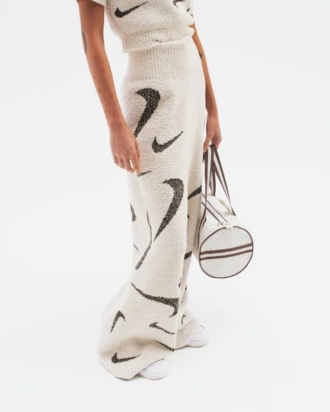 Nike Sportswear Phoenix Cosy Bouclé Women's High-Waisted Wide-Leg Knit Trousers. Nike CA Knit Trousers, Pants Nike, Women's Sportswear, Sportswear Women, Knit Pants, Bold Prints, Brown Fashion, Nike Sportswear, Wide Leg Pants