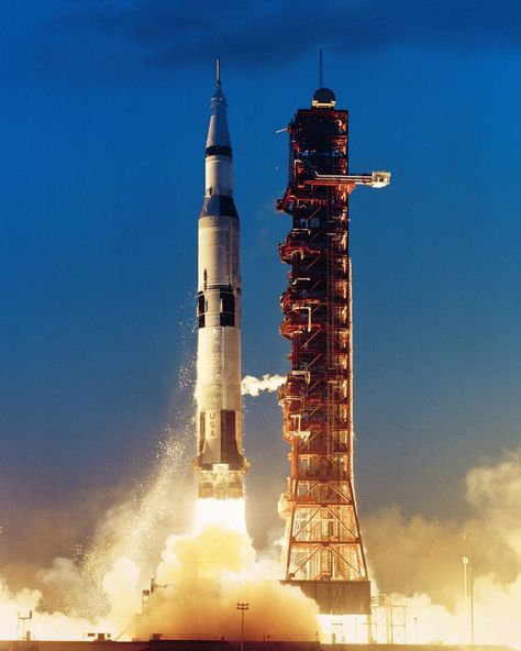 Rocketship Tattoo, History Book Cover, Saturn 5, Apollo Spacecraft, Saturn V Rocket, Apollo Space Program, Nasa Space Program, Photography Space, Nasa History