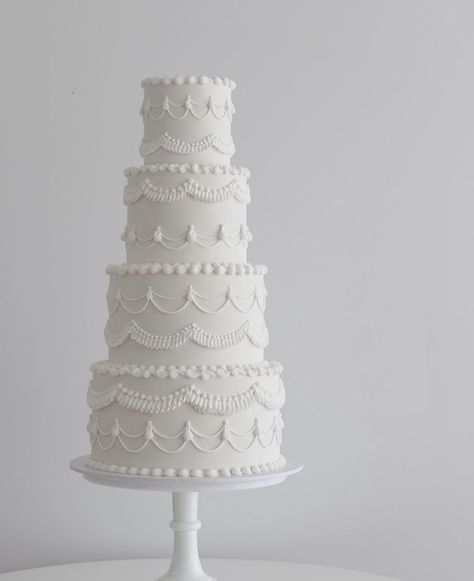 Traditional Wedding Cake Piping, Classic Buttercream Wedding Cake, Three Tiered Wedding Cake, Vintage Cake Ideas, Wedding Cake October, Frilly Cake, Piped Wedding Cake, Wedding Cake 4 Tier, White Vintage Cake