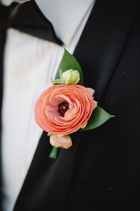 Clean and simple ranunculus boutonniere | Photo by Asya Photography Peach Ranunculus Boutonniere, Corsage Simple, Peach Boutonniere, Ranunculus Boutonniere, Peach Ranunculus, Orange Ranunculus, Simple Centerpieces, Bride Bouquet, Bouquet Ideas