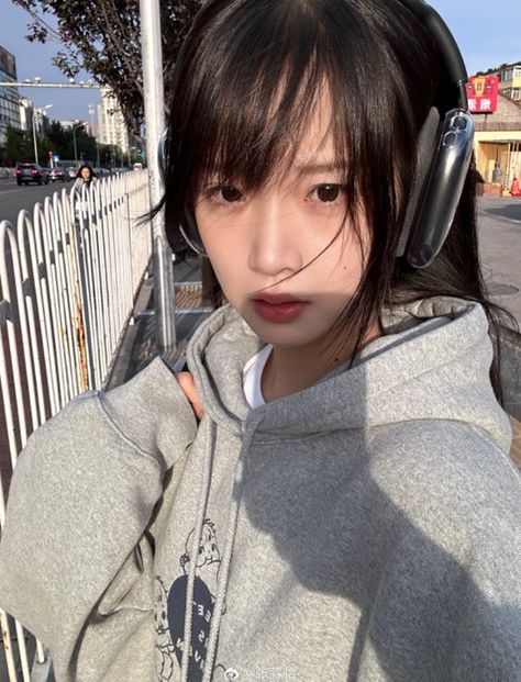 Zhang Miao Yi, Seo Yeaji, Zhang Miaoyi, Fifty Fifty, Dreamy Photography, Cute Couple Selfies, Beauty Standards, Girl Day, Girl Blog