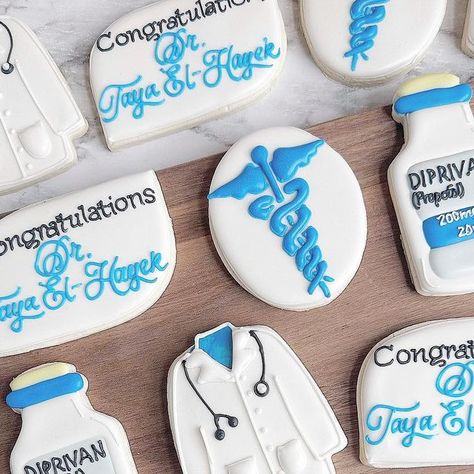 Erica on Instagram: "Congratulations to Dr. Taya! #doctorcookies #graduationcookies #medicalcookies #anesthesiologistcookies #medicalschoolcookies #medicalstudent #doctorlife" Medical School Graduation Cookies, Doctor Day Cookies, Medical Decorated Cookies, Medical Themed Cookies, Surgeon Cookies Decorated, Doctor Cookies Med School, Md Graduation, Medical School Graduation Party Ideas, Residency Medical