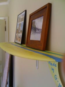 Make a surfboard shelf out of old surfboard Surfboard Shelf Diy, Repurposed Surfboard, Surf Board Shelf, Surfboard Display Ideas, Old Surfboard Ideas, Surfboard Shelf, Surf Room Ideas, Making Shelves, Queenslander House