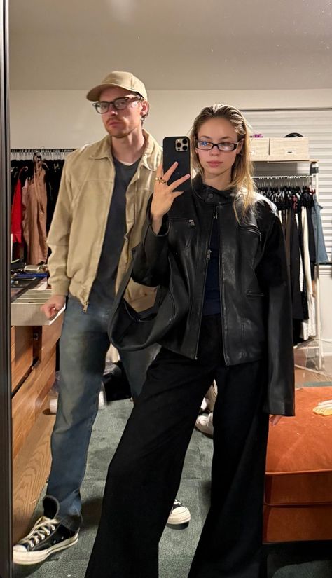 Claudia Sulewski And Billie Eilish, Finneas And Claudia, Claudia Sulewski, Leadership Skills, Bad Timing, Celebrity Couples, Ig Story, Celebrity Photos, Concert Outfit