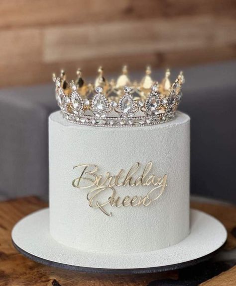 Crown Cake Design, Gold Crown Cake, Cake Design 2023, Cake Recipes Strawberry, 17 Doğum Günü, Queens Birthday Cake, Cake Design Tutorial, Modern Birthday Cakes, Crochet Cake