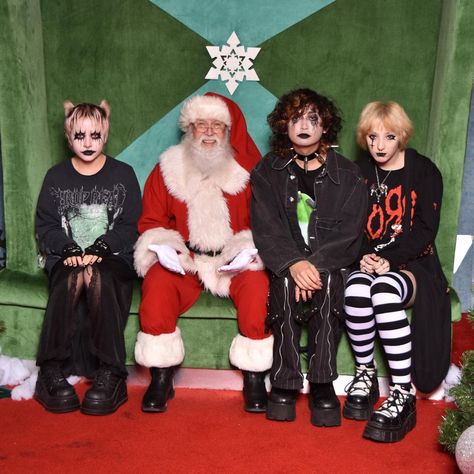 Goths With Santa, Pictures With Santa, Emo People, Christmas Dress Up, Goth Christmas, Santa Photos, Santa Pictures, Elizabeth Bennet, Trad Goth