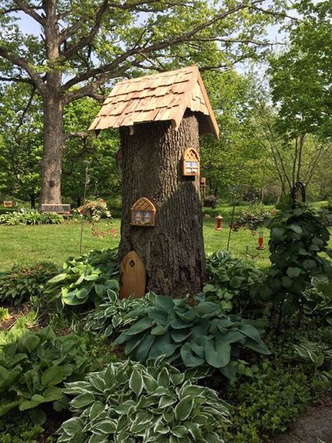 Tree Trunk Ideas, Tree Stump Ideas, Tree Stump Decor, Stump Ideas, Trunk Ideas, Fairy Tree Houses, Fairy Tree, Gnome House, Tree Trunks