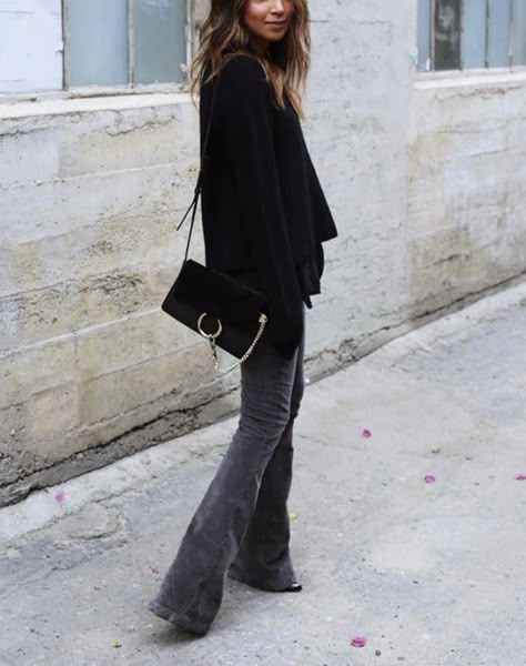 Black Flare Jeans Outfit, Flare Jean Outfit, Moda Over 40, Flare Jeans Outfit, Julie Sarinana, Black Flare Jeans, Style Roots, Jeans Outfit Fall, Sincerely Jules