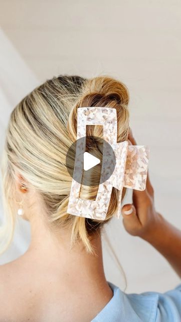 WIMBERLY’S | BEAUTY BAR on Instagram: "Love this claw clip hack 🙌🏼 Have you tried it? #hairstyle #clawclips #clips #hairaccessories #accessories" How To Put On A Hair Clip, How To Use A Jaw Hair Clip, Hair Clip Trick For Long Hair, How To Pull Hair Back With A Clip, Claw Clip Trick, Claw Clip Celebrities, Clips Hairstyles, Hair Stayl, Hair Curling Tutorial