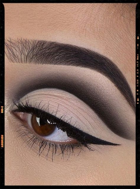 Champagne cut crease Heavy Makeup Look Eyeshadows, Smokey Cut Crease Eye Makeup, Make Cute Crease, Black Cut Crease Makeup, Eyeshadow Looks Cut Crease, Eyeliner Pencil Tutorial, Natural Cut Crease Makeup, Cut Crease Smokey Eye, How To Eyeliner