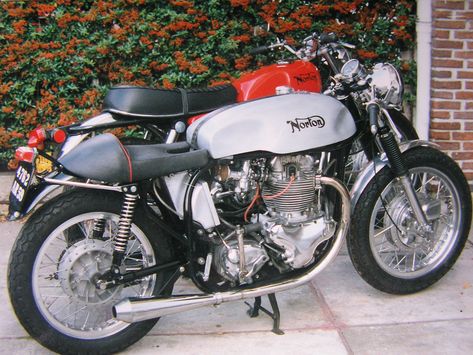 NORTON commando and café racer | 750 roadster and 750 slimli… | Flickr Norton Bike, British Cafe, Norton Dominator, Norton Cafe Racer, Custom Bikes Cafe Racers, Norton Motorcycle, Norton Commando, Triumph Bikes, Race Course