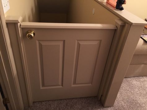 Top of stairs baby gate = Dutch door Top Of Basement Stairs, Landing At Top Of Stairs, Diy Dog Stairs, Dutch Door Ideas, Barn Door Baby Gate, Baby Gate For Stairs, House Tweaking, Top Of Stairs, Parts Of Stairs