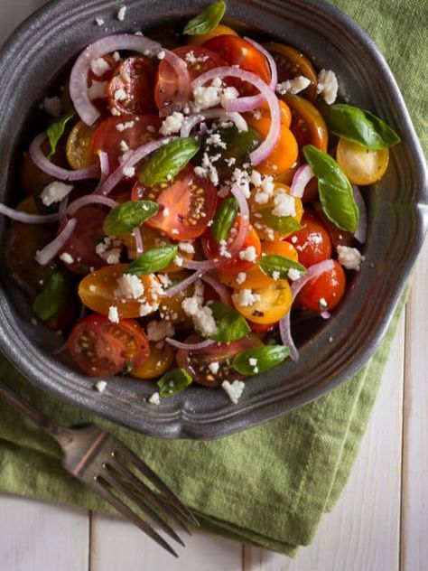 Spanish Tomato Salad, Spanish Salads Traditional, Spanish Salad Recipes, Spanish Salads, Spanish Side Dishes, Spanish Lunch, Recipes From Spain, Tomato Onion Salad, Spanish Salad