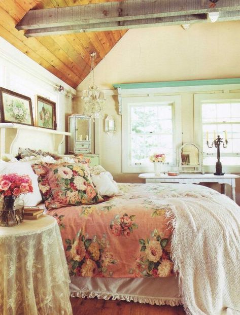 Eye For Design: Create Cozy English Cottage Rooms With Floral Chintz Fabric Romantic Country Bedrooms, Shabby Chic Decorating, Elegant Bedroom Decor, Cottage Room, Romantic Cottage, Cottage Bedroom, Shabby Chic Bedrooms, Cottage Interiors, Vintage Bedroom