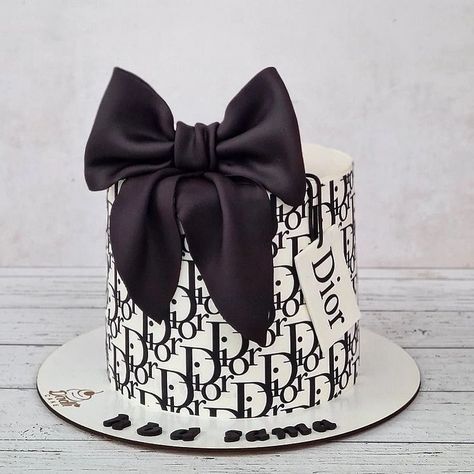 Dior Bday Cake, Luxury Birthday Cake For Women, Dior Party Theme Decoration, Dior Birthday Theme, Dior Cake Ideas, Dior Themed Birthday Party, Birthday Cake 2024, Dior Birthday Cake, Black Cake Design