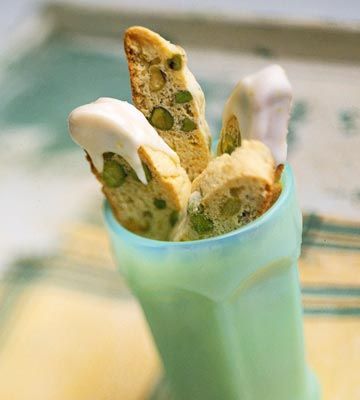 Lemon-Pistachio Biscotti These are on my Christmas baking list for the past 10 years! Dessert Italian, Biscotti Recipes, Lemon Pistachio, Cookies Italian, Plating Food, Presentation Food, Pistachio Biscotti, Italian Cookie, So Good